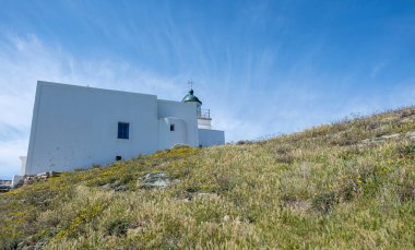 Cyclades, Yunanistan. Kea Adası. Geleneksel deniz feneri beyaz binası mavi gökyüzüne karşı, güneşli bahar günü. 