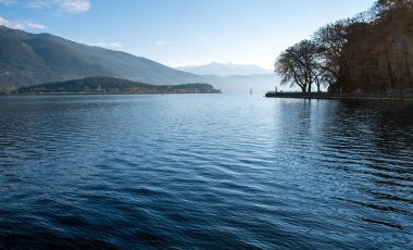 Pamvotis Gölü, Ioannina şehri, Epirus Yunanistan. Giannena, durgun su manzarası, nisaki, doğa, öğleden sonra mavi gökyüzü arkaplanı..