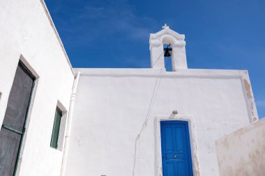 Cyclades, Yunanistan. Mavi gökyüzüne karşı küçük beyaz kilise ve çan kulesi, güneşli bir gün. Kea Adası