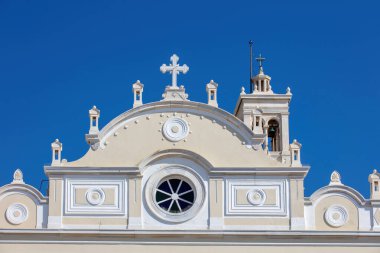 Tinos Adası, Cyclades, Yunanistan. Kutsal Bakire Meryem Evangelistria Yunan Ortodoks Kilisesi Mermer çatısı, mavi gökyüzü arka planı.
