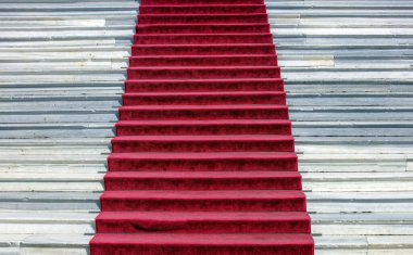 Mermer merdivenlerde kırmızı halı, Tinos Adası Panagia, Cyclades, Yunanistan. Boş kadife tatil kutlaması girişi