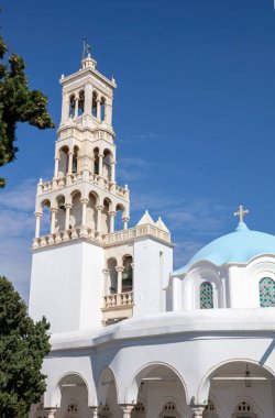 Tinos Adası, Cyclades, Yunanistan. Evangelistria Yunan Ortodoks Kilisesi mermer tapınak çatısı ve çan kulesi, mavi gökyüzü arka planı.