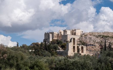 Yunanistan Arkeolojik İstikamet. Atina 'daki Areopagus Tepesi bulutlu gökyüzünün altında. Areios Pagos antik Akropolis 'in kuzeybatısında bir kayadır..