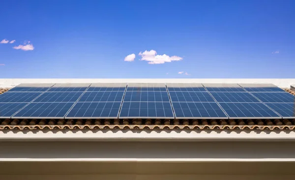 Solares Autonomes Photovoltaik Panel Auf Dem Ziegeldach Des Hauses Alternative — Stockfoto