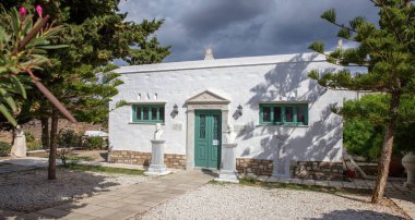 Tinos Adası Yunanistan. Mermer Sanat, Yiannoulis Chalepas Pyrgos köyünün ünlü Yunan heykeltraş evi müze girişi.