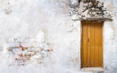 Beyaz duvarlı ev kapısı, kopyalama alanı. Kiklad mimarisi Yunanistan 'da. Tinos Adası, 