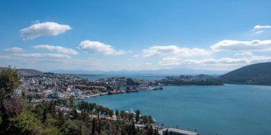 Yunanistan, Varış noktası Evia 'daki Chalkida şehri. Kaleden Halkida limanının yakın görüntüsü, demirli gemi, bina, Euripus Boğazı, bulutlu arkaplan.