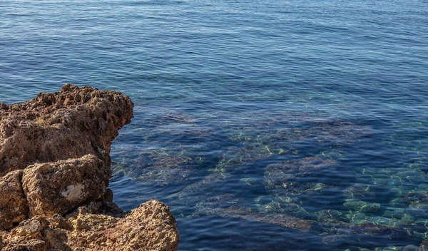 Rock Sea View High Rock Transparent Sparkle Calm Sea Water — Stock Photo, Image