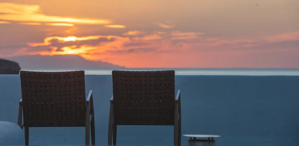 Grecia Insula Cicladelor Bucurați Apusul Soarelui Balconul Hotelului Două Scaune — Fotografie, imagine de stoc