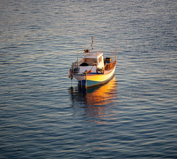 Пришвартованная Рыбацкая Лодка Посреди Волнистого Голубого Эгейского Моря Красочная Игристая — стоковое фото