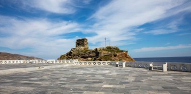 Andros Adası Cyclades Yunanistan 'daki Venedik Antik Aşağı Kalesi. Rivas Meydanı, Chora kasabası, Ege Denizi 'nin mavi gökyüzü güneşli bir gün.