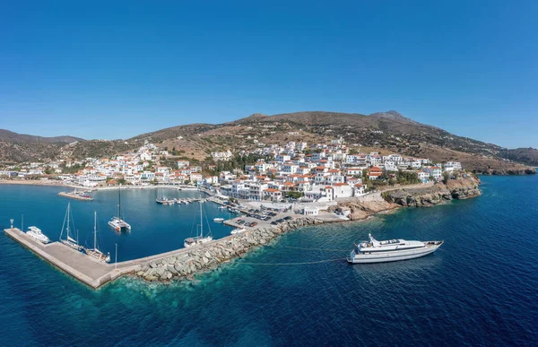 アンドロス島 バトシ村 キクラデス諸島目的地ギリシャ 防波堤 係留ヨット 澄んだ海の水の空中ドローンの景色青い空 — ストック写真