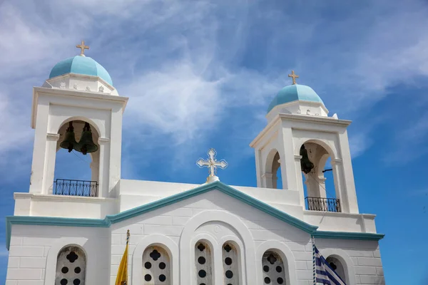 アンドロス島 コラ町 キクラデス諸島ギリシャ 聖ジョージ白ネオクラシック正教会 十字架 下の図 — ストック写真