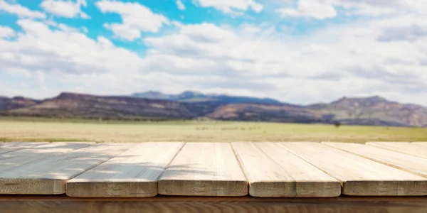 田舎の自然 フィールドと山の風景の背景に空の木製のベンチ 製品発表用のテンプレート 3Dレンダリング — ストック写真