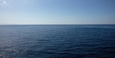 Deniz burnu, sakin derin deniz suyu, berrak mavi arka plan dokusu. Boş alan, Yunanistan, Cyclades Adası yaz tatili kartı, reklam şablonu.