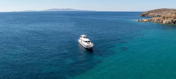 Greece Summer Destination Cyclades Island Moored Luxury Yacht Calm Blue — Stock Photo, Image