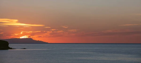 Ηλιοβασίλεμα Στο Ελληνικό Νησί Κυκλάδες Ελλάδα Ήλιος Πέφτει Για Ύπνο — Φωτογραφία Αρχείου