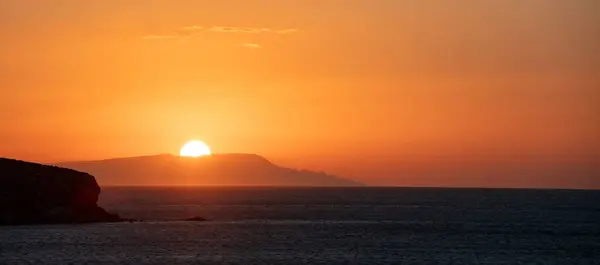 Ηλιοβασίλεμα Στο Ελληνικό Νησί Κυκλάδες Ελλάδα Χρυσός Ήλιος Κρύβεται Πίσω — Φωτογραφία Αρχείου