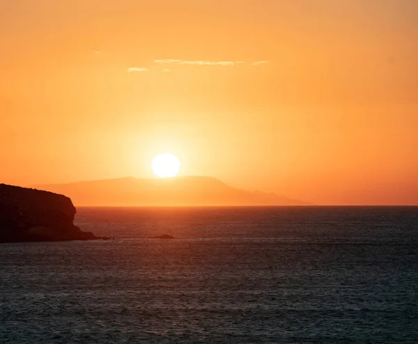 Ηλιοβασίλεμα Στο Ελληνικό Νησί Κυκλάδες Ελλάδα Χρυσός Ήλιος Πάνω Από — Φωτογραφία Αρχείου
