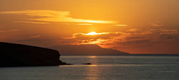 Ηλιοβασίλεμα Στο Ελληνικό Νησί Κυκλάδες Ελλάδα Χρυσός Ήλιος Παίρνει Κρύβει — Φωτογραφία Αρχείου