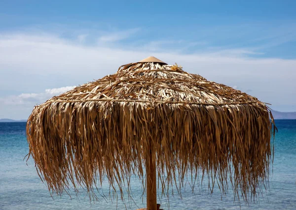 Ombrello Paglia Sul Palo Legno Spiaggia Vista Vicino Giornata Soleggiata — Foto Stock