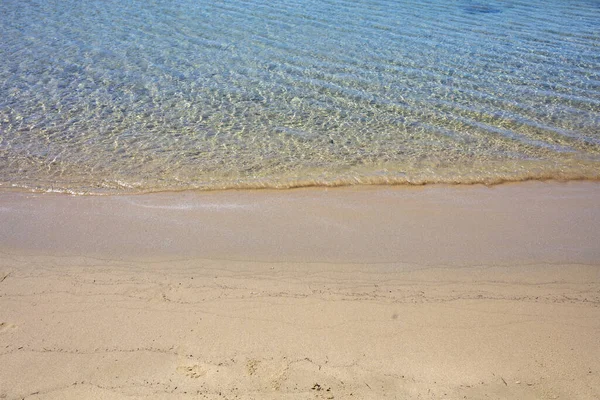 砂の空のビーチ 海の透明さざ波が立ってエーゲ海の水のタッチウェット砂を閉じます ギリシャの夏休み キクラデス島 スペース — ストック写真