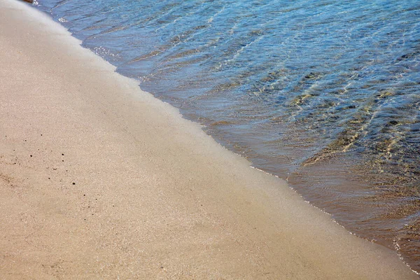 Zandstrand Oceaan Transparant Rimpelend Egeïsch Zeewater Raken Nat Zand Van — Stockfoto