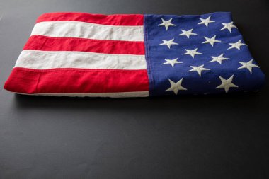 Amerikan bayrağı siyah zemin üzerinde katlandı, ABD Amerika Ulusal Tatil, Anma ve Bağımsızlık Günü