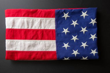 Amerikan bayrağı siyah çekyat sahasında katlanmış, üst manzara. ABD Ulusal Bayram, Anma ve Bağımsızlık Günü