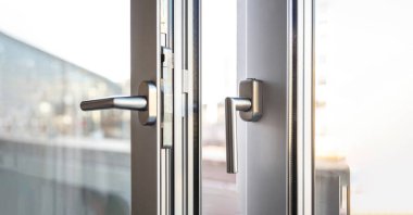 PVC ve metal pencere kapanıyor, alüminyum kapı penceresi gri renkli çerçeve detayı, 