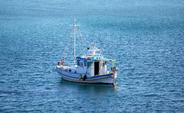 Традиционная Рыболовная Лодка Траулер Пришвартованный Рябь Морской Воде Греческие Острова — стоковое фото