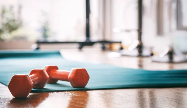 Kurzhanteln Auf Einer Yogamatte Nahaufnahme Gym Interieur Workout Und Fitnesskonzept — Stockfoto