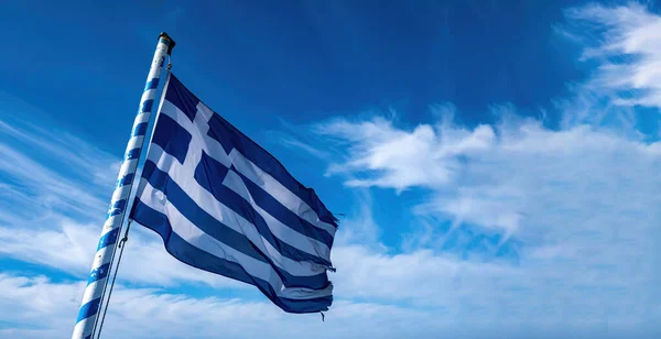 Grecki Symbol Grecka Flaga Narodowa Maszcie Flagowym Niebieskie Tło Nieba — Zdjęcie stockowe