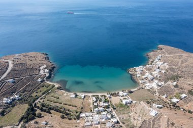Tinos Adası, Cyclades Yunanistan. Kardiani Körfezi 'nin, sahil köyünün, kumlu sahillerin ve sakin denizin insansız hava aracı görüntüsü