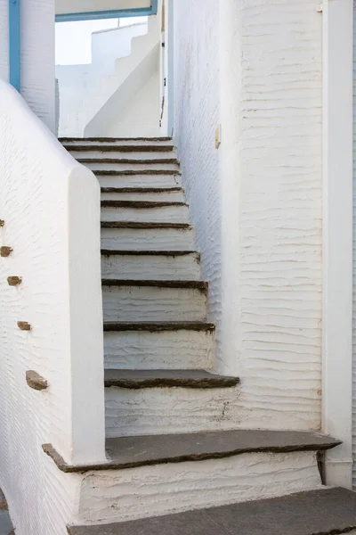 Branco Pintado Velho Fundo Escadaria Estreita Coberto Com Pedra Entre — Fotografia de Stock