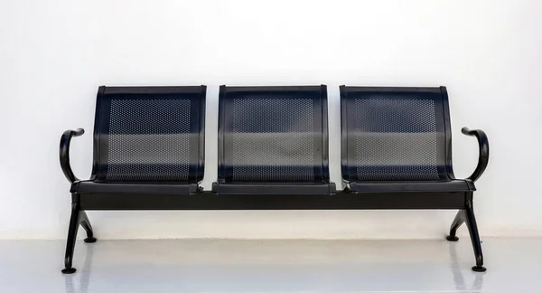 Drei Leere Schwarze Metallwartesitze Mit Armlehne Isoliert Auf Weißem Hintergrund — Stockfoto
