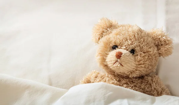 Медведь Тедди Лежит Постели Белых Простынях Крупным Планом Детское Здравоохранение — стоковое фото