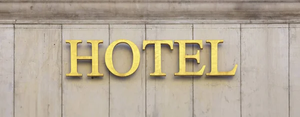 Sinal Hotel Fachada Construção Parede Pedra Letras Douradas Texto Vista — Fotografia de Stock