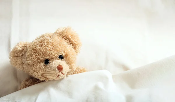 Urso Peluche Deitado Cama Lençóis Brancos Close Conceito Saúde Infantil — Fotografia de Stock