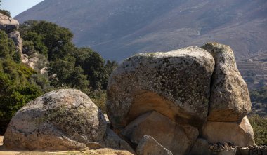 Dünya dışı manzaralar devasa granit volkanik kayalar. Cyclades Yunanistan 'ın Tinos Adası' ndaki Volax köyü. Yaz güneşli bir gün, doğa, dağ arkası.