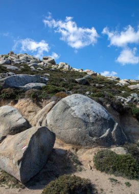 Cyclades Yunanistan 'ın Tinos Adası' ndaki Volax köyü. Kocaman, pürüzsüz, tuhaf şekilli granit bir kaya. Güneşli bir gün, doğa, mavi gökyüzü arka planı. Dikey