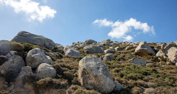 Tinos Adası Cyclades Yunanistan 'daki Volax köyünü çevreleyen devasa, pürüzsüz granit volkanik kayalar. Yaz güneşli bir gün, mavi gökyüzü arkaplanı.