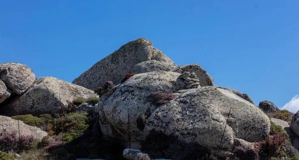티노스 Volax Cyclades Greece 거대하고 매끄러운 화강암 암석으로 철망을 두르고 — 스톡 사진