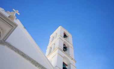 Yunanistan, Tinos Adası, Chora kasabası dini varış noktası Kiklad. Panagia Megalohari Ortodoks Kilisesi Çanı. Mavi gökyüzü arka planı. Görüntü altında
