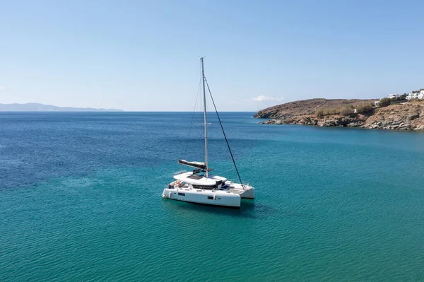 Ιστιοπλοϊκό Καταμαράν Θέα Θάλασσα Βραχώδη Ακτή Καλοκαιρινές Διακοπές Ελληνικό Νησί — Φωτογραφία Αρχείου