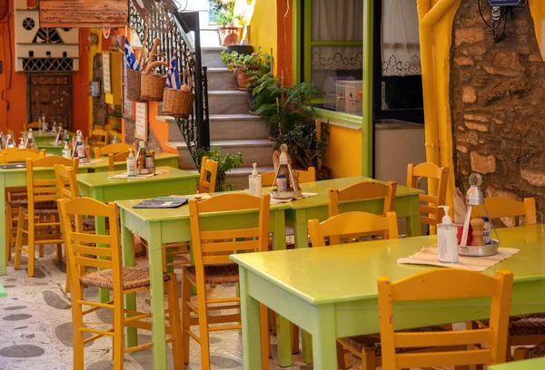 户外传统客栈餐厅目的地希腊 蒂诺斯岛霍拉镇自行车道 空椅子桌 铺好的小巷 — 图库照片