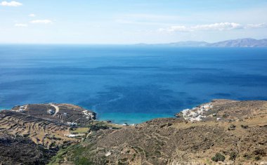 Tinos Adası, Kiklad yaz mevsimi Yunanistan. Uçsuz bucaksız Ege Dağından manzara Akdeniz, güneşli gün mavi gökyüzü arkaplanı.