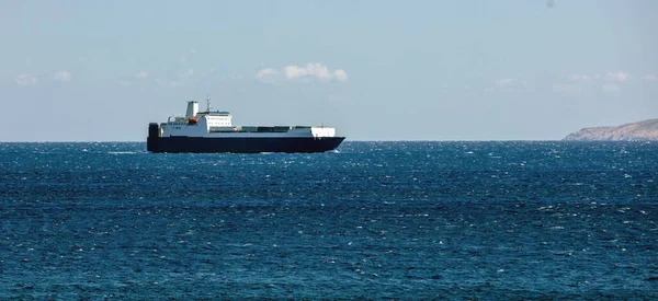 Tinos Eiland Cycladen Bestemming Griekenland Container Vrachtschip Geladen Aankomt Haven — Stockfoto