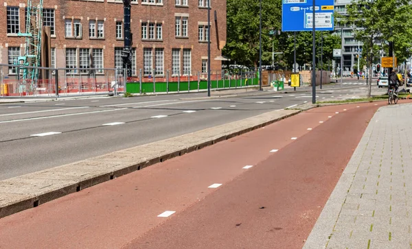 Şehir Merkezinde Bisiklet Yolunda Güvenli Bir Ulaşım Bisikletçi Asfalt Caddesinin — Stok fotoğraf