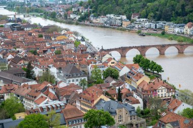Almanya, Neckar Nehri ve Eski Köprü 'nün yanındaki Heidelberg geleneksel şehrinin hava manzarası. Schloss Heidelberg, saray, doğadaki kale.